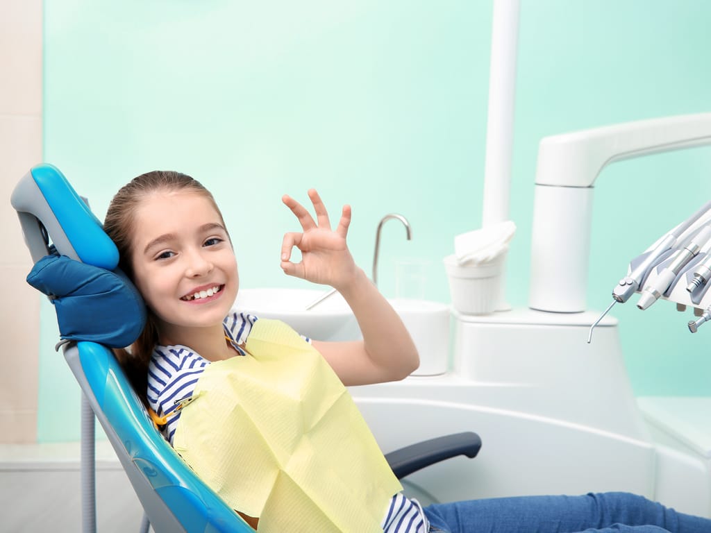 petite fille dans un fauteuil d'orthodontiste